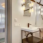 Modern, Bright And Welcoming Oceanfront Appartement