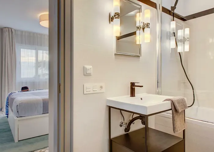 Modern, Bright And Welcoming Oceanfront Apartment