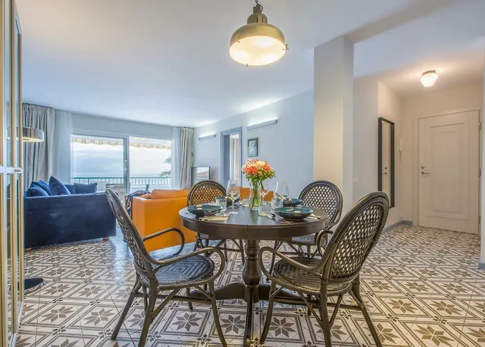 Modern, Bright And Welcoming Oceanfront 아파트